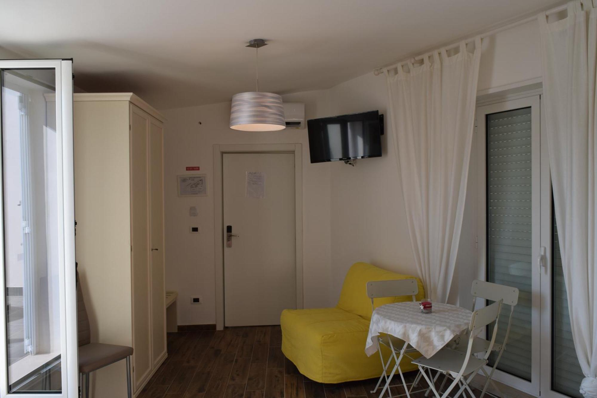 Domus Al Corso Con Servizio B&B คาโนซา ดิ พูเจลีย ภายนอก รูปภาพ