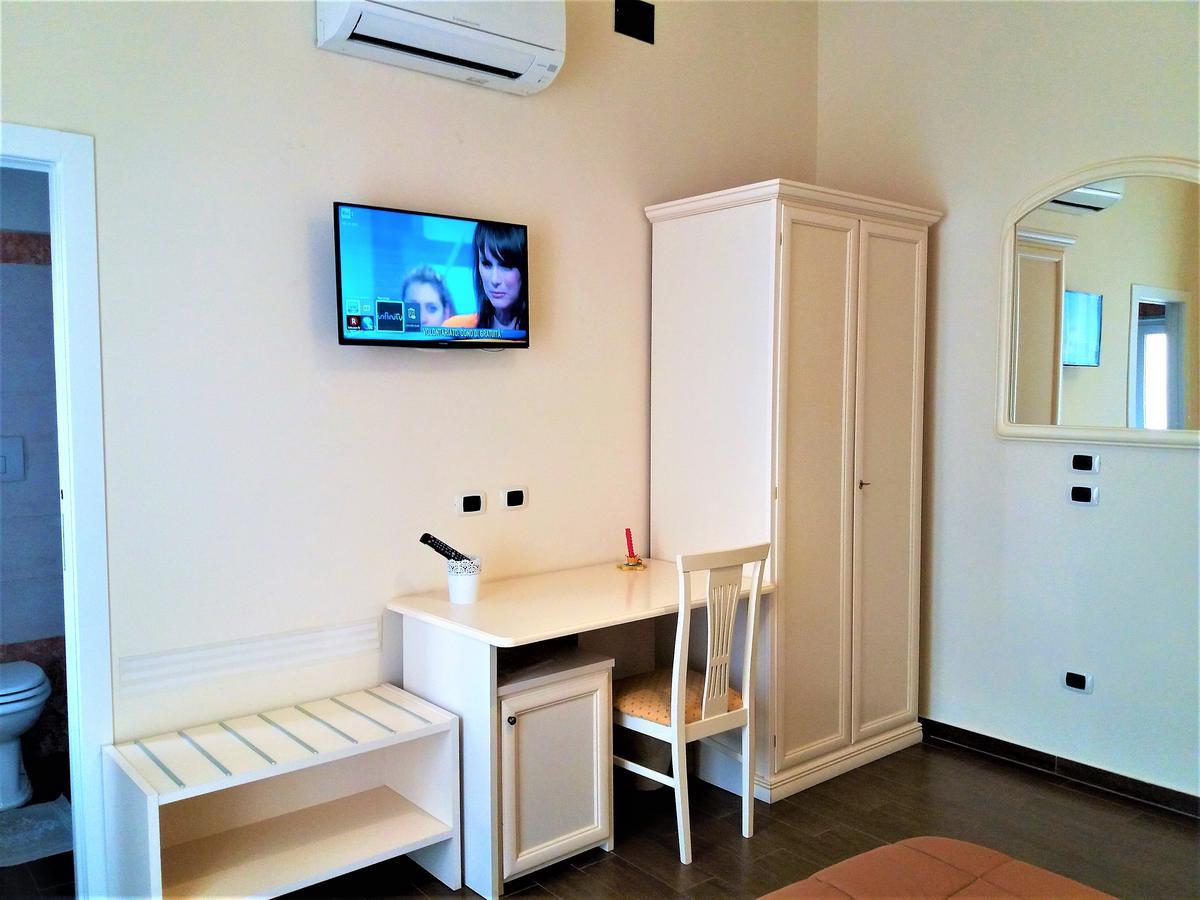 Domus Al Corso Con Servizio B&B คาโนซา ดิ พูเจลีย ภายนอก รูปภาพ